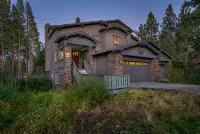 XXL 5 Star Luxury Home,  "The Lodge", Private Spa, Pool Table and Gorgeous Views - 4-Star