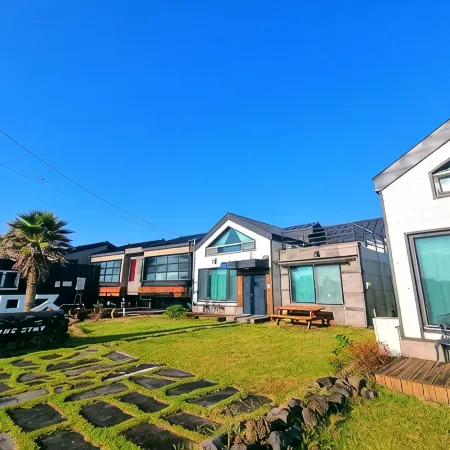 Jeju Badamajoong Pension Отели рядом с достопримечательностью «Монумент Ёнхонпо»