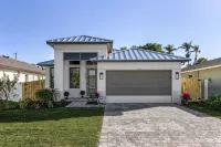 New Villa! Close to the 🏖️! Heated Pool/Spa, Lanai, Grill, EV🔌! Two King beds! - 무료 와이파이