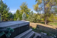 Amazing & A Party BARN… Hot Tub, PL TBl, Png Png, & Arcade!  Access to Pools! - balcony