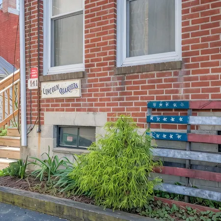 Lincoln Quarters, 2nd floor, Only 2 blocks to the center of town.