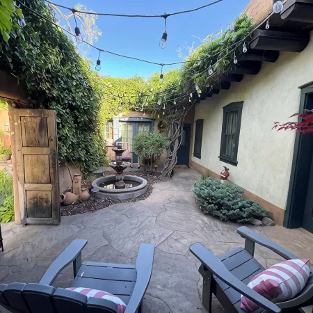 Historic Eastside Canyon Rd/Plaza/Galleries--Walk Everywhere Amazing Courtyard