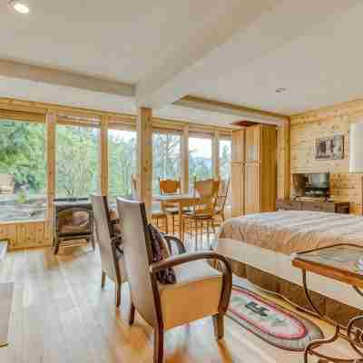 Cozy Blueberry Cottage Studio King Bed, Kitchenette, Rooms