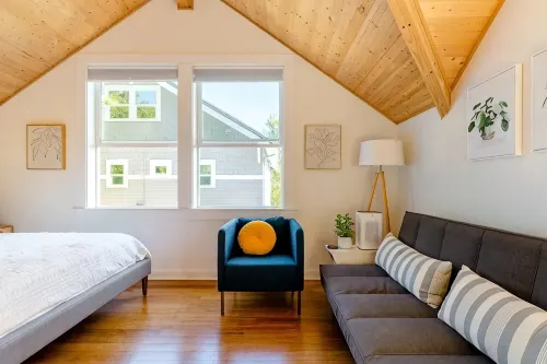 Backyard Cottage Close to Stadium, Walk to Restaurants and Close to Beach - บ้านพักหลังเล็ก