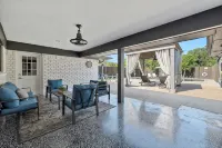 Sleeps 20 w Heated Pool & Billiards by Dal Airport - Private Pools
