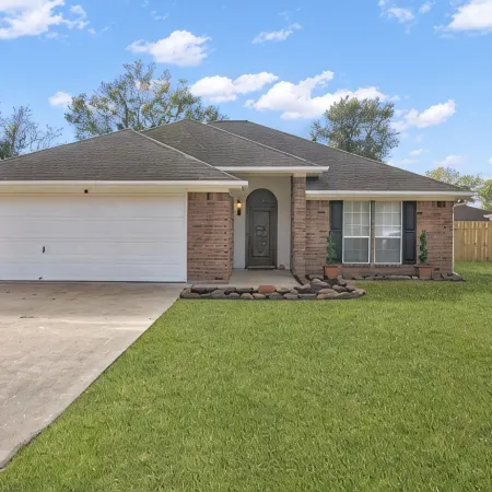Beautiful Home with Amazing Back Patio. 3Br / 2BTH - Sleeps 8.