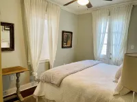 Acadian cottage 1 minute walk to beach, 5 minutes to Old Town BSL! Best location - 3성급