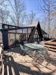 FLAT, Lakefront chalet; Hottub, Playground, Firepit, Wifi, and more! - Chalets