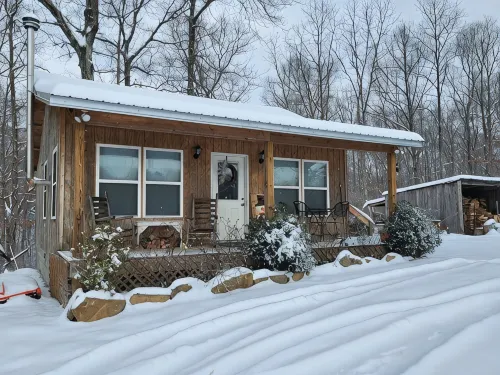 Cozy Cottage on Our Private Lake and 75 Wooded Acres - Alphydda