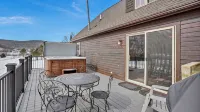 Northwood Chalet , Exceptional View, 1mi to Village, Hot Tub , A/C , Fire Pit - 3-Star