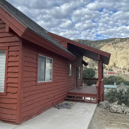 Charming cabin retreat near the picturesque Sevier River and Piute ATV trail.