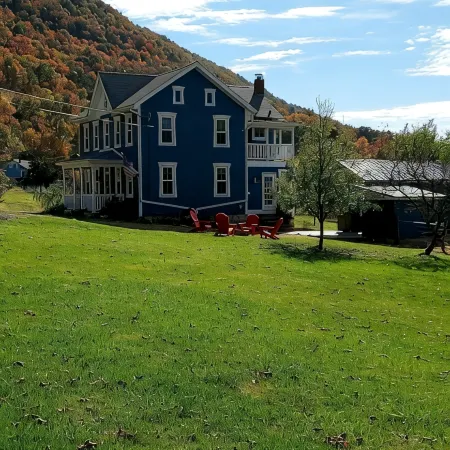 Historic Farmhouse with private river access to Juniata River