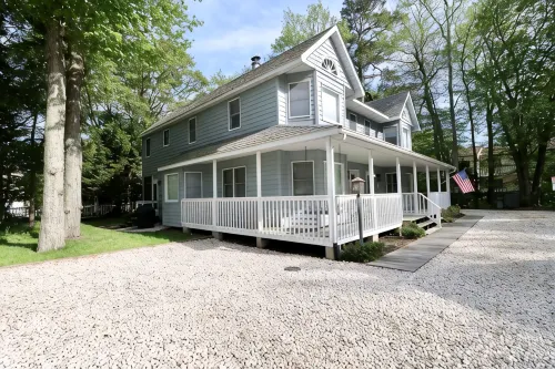 ONLY A 7 MINUTE WALK TO THE BEACH! - 3-Star