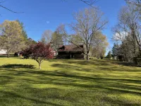 Cabin by the Creek  Sleeps 8 on 3 Beautiful acres - Close to town and activities - Chalets