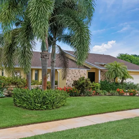 Tropical Oasis ~ Game Room ~ Spectacular Gardens ~ Heated 32' Saltwater Pool