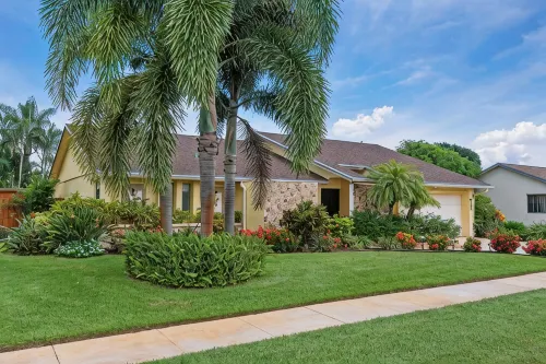 Tropical Oasis ~ Game Room ~ Spectacular Gardens ~ Heated 32' Saltwater Pool - Wifi