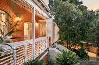 North Fremantle Retreat | Walk to Beach, River & Train - บังกะโล