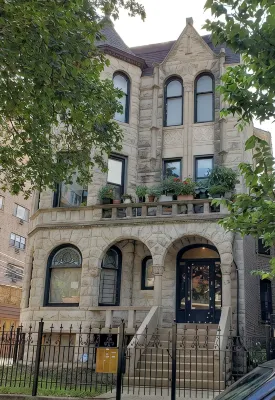 Large, Exquisitely Decorated in Heart of East Lakeview Near Wrigley & Lakefront - Apartments