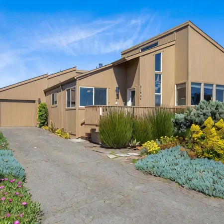 "The Birds" Easy Walk to the Beach, Hot Tub, Fireplace, Pet Friendly