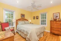 Cozy Mountain Top Cabin 13 Acres Near Dupont State Forest-Pet Friendly-Wifi- EV - 샬레 호텔