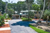 Windy Point Estate - On Lake Istokpoga-5bdr. 5 1/2bath 7 beds. Amazing grounds - Pools