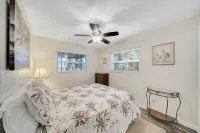 Lakefront home on Lake Kerr near Salt Springs with large porch and great yard - Chalets