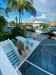 Antigua Cay Retreat is a stylish home with pool on deep water canal in Bokeelia - プール