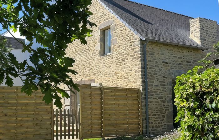Charm in the heart of the village: house with sunny garden close to the sea