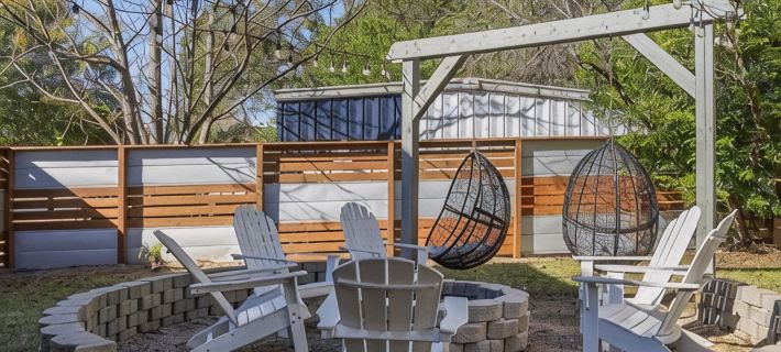 Washington House: Steps to Dwtn; Backyard oasis with fire pit/pool table/games Hotel di Brenham