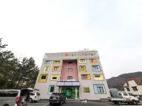 Kids Hotel Sangsang Play Отели рядом с достопримечательностью «Аметистовый пещерный комплекс Часучжон»
