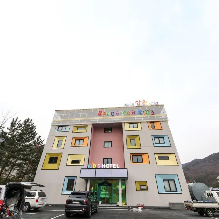 Kids Hotel Sangsang Play Отели рядом с достопримечательностью «Аметистовый пещерный комплекс Часучжон»