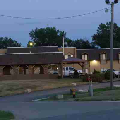 Hometown Inn & Suites Hotel Exterior