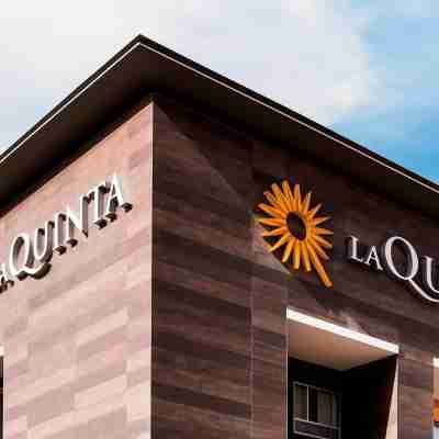 La Quinta Inn & Suites by Wyndham-Red Oak TX IH-35E Hotel Exterior