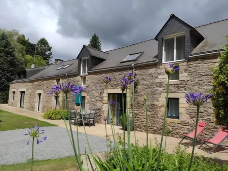 Aux Agapanthes Отели рядом с достопримечательностью «Circus In Track Stey»