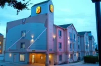 Super 8 by Wyndham Irving/DFW Apt/North Hotels in Irving
