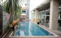 Aston Lampung City Hotel - С бассейном