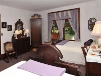 Victorian Loft Bed and Breakfast Hotels in Lawrence Township