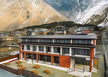 Mountain House Hotel & Restaurant Отели в г. Степанцминда