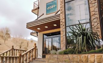 Golden Hills Hotel