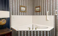 Montgomery Inn BnB Hotels in Versailles