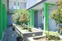RedDoorz Syariah Near Balai Kota Probolinggo 2