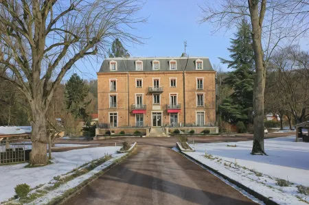 Logis Hôtel - le Manoir de Sauvegrain Отели рядом с достопримечательностью «Parc de l'abbaye des Vaux de Cernay»