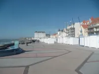 One foot in the water" apartment in the "Le Grand Hôtel" residence in Wimereux
