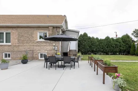 Beautiful Berwyn Bungalow Close to Downtown Chicago