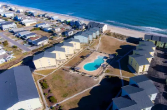 Cozy Coastal Farmhouse Beach condo w/ pool