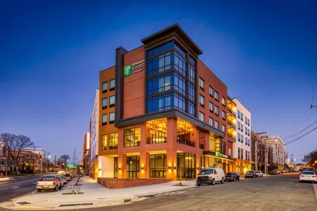Holiday Inn Express & Suites Charlotte - South End