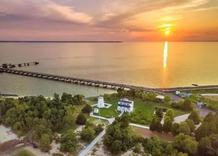 2 Bedroom Cozy Beach Cottage with Water Access