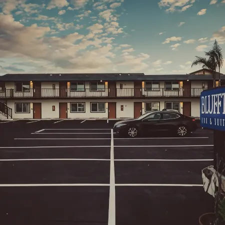 Blufftop Inn & Suites - Wharf/Restaurant District