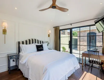 Historic Phoenix's Midtown Carriage House, Downtown {Free Parking} Hotels in Encanto