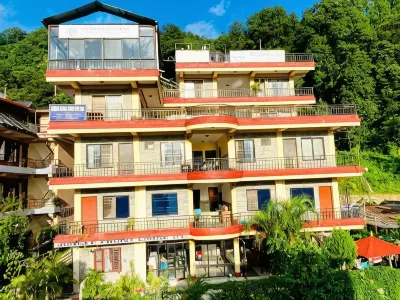 จังเกิล ฟรอนต์ ลอดจ์ โรงแรมใน